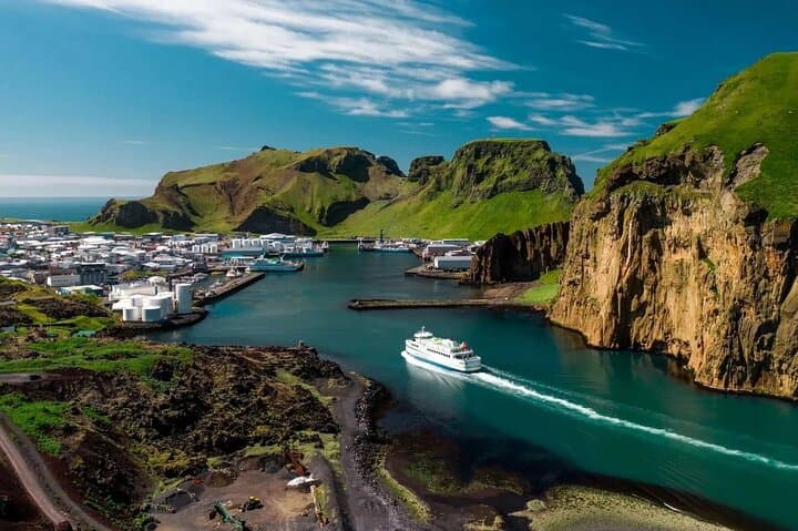 Private transfer from Keflavík Airport/Reykjavík to Landeyjarhöfn