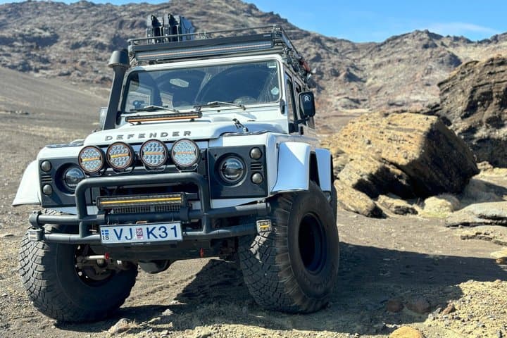 Golden Circle Evening Tour by Land Rover Defender Super Jeep: Midnight Sun Adventure