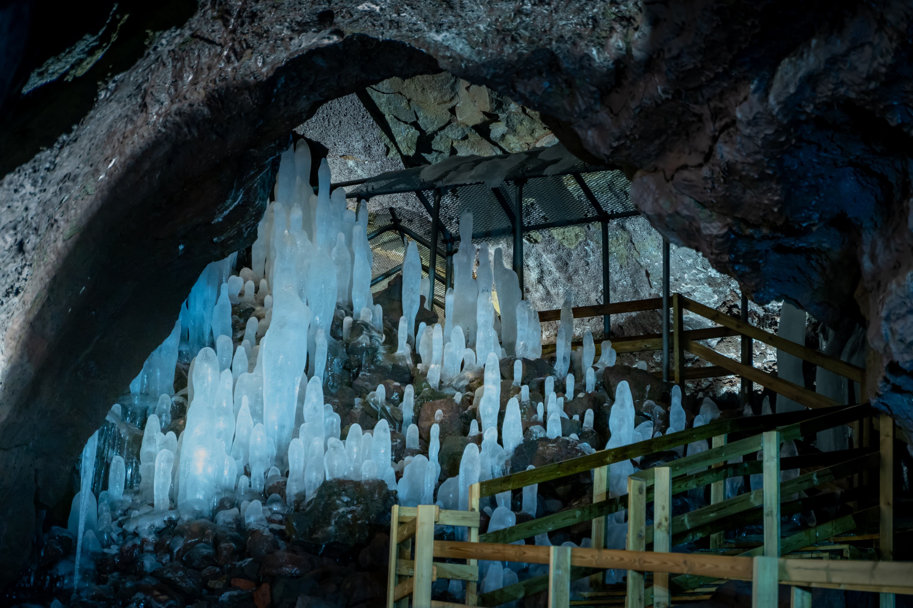 Borgarfjörður, Silver circle in SuperJeep: lava tunnel and hot spring - photo 8