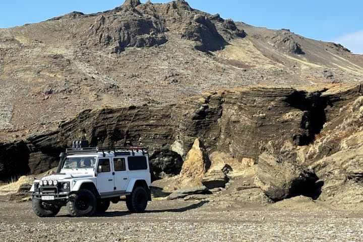 Golden Circle Evening Tour by Land Rover Defender Super Jeep: Midnight Sun Adventure