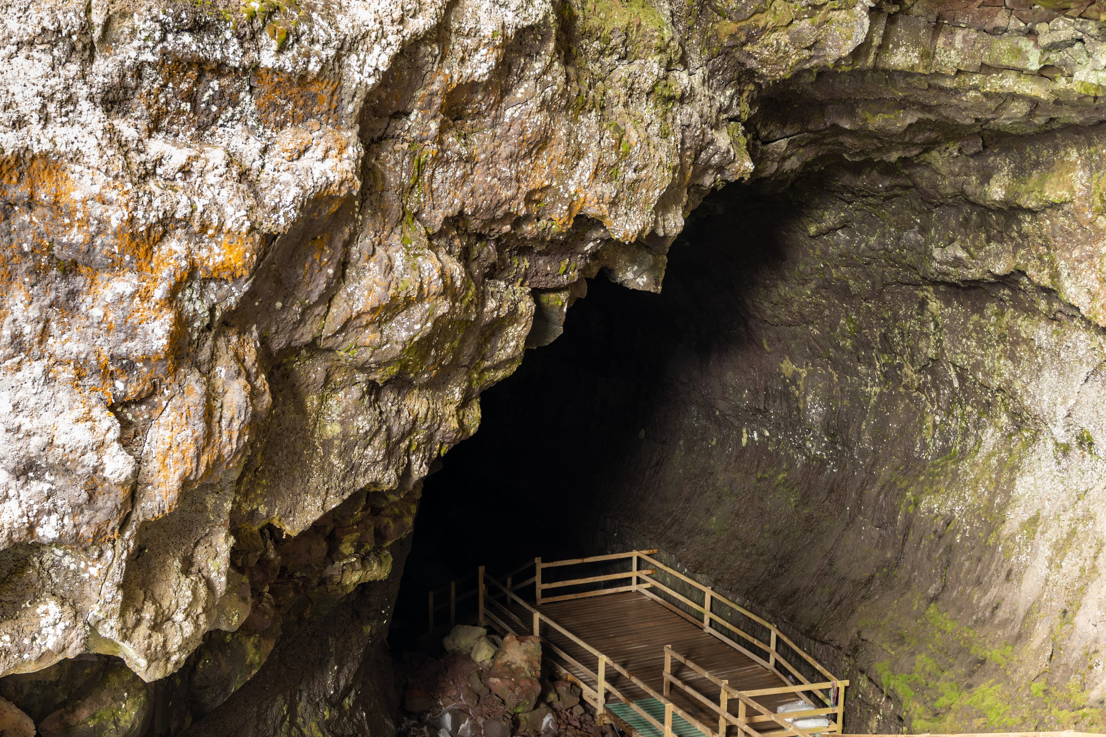 Borgarfjörður, Silver circle in SuperJeep: lava tunnel and hot spring