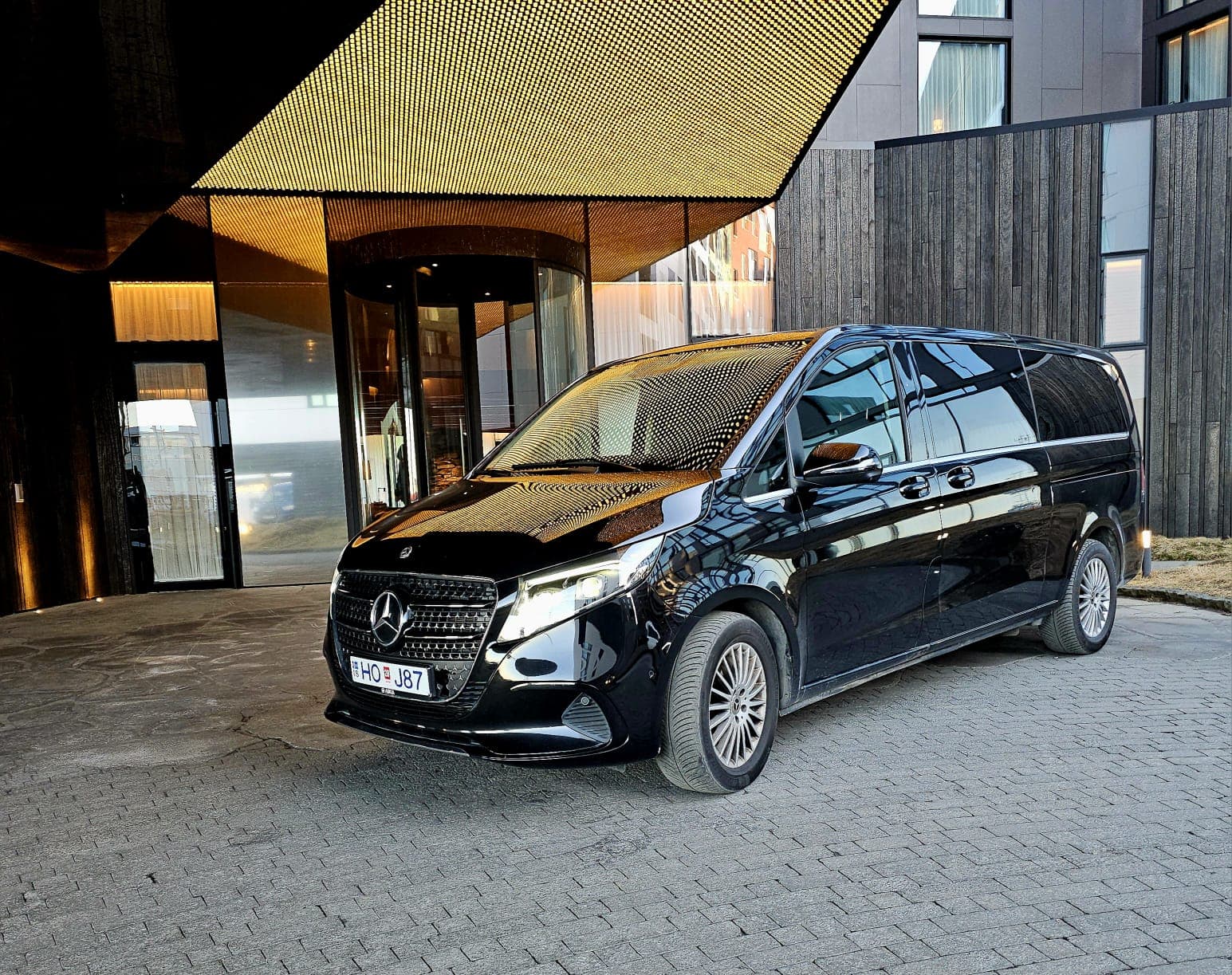 Private Transfer: Keflavik Airport → Reykjavík MPV 6 Pax (standard)
