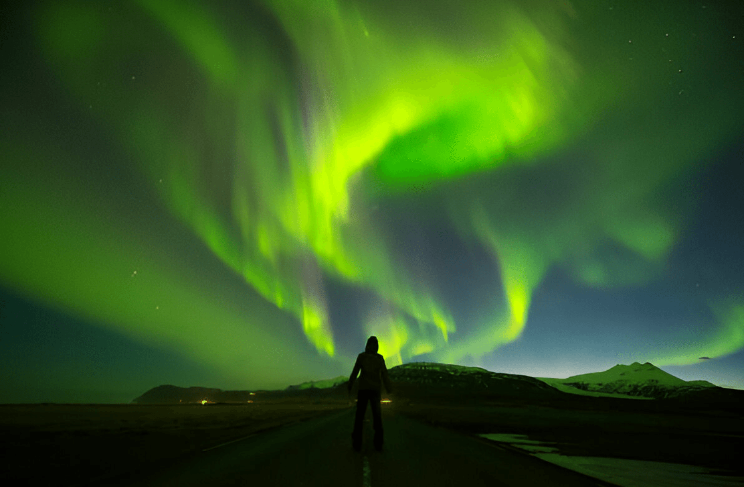 Reykjavík: Northern Lights Small-Group Tour by Sprinter with Photos & Cocoa