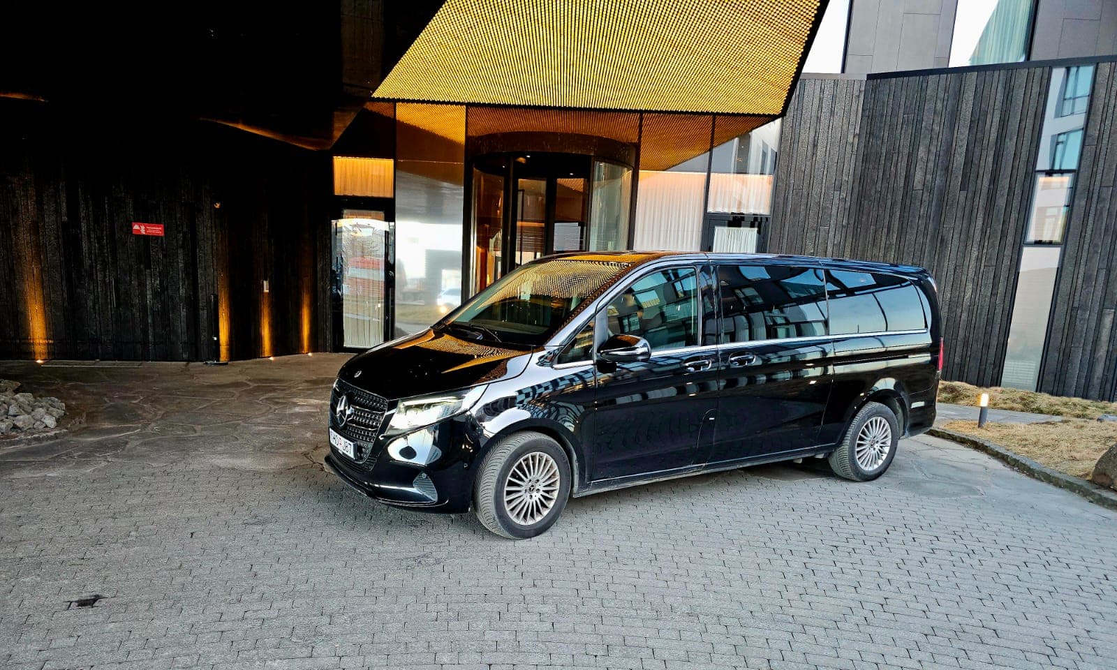 Private Transfer: Reykjavík → Keflavik Airport MPV / SUV 5–6 Pax (standard)
